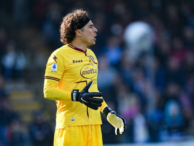 Guillermo Ochoa, figura de la Serie A en su primer juego