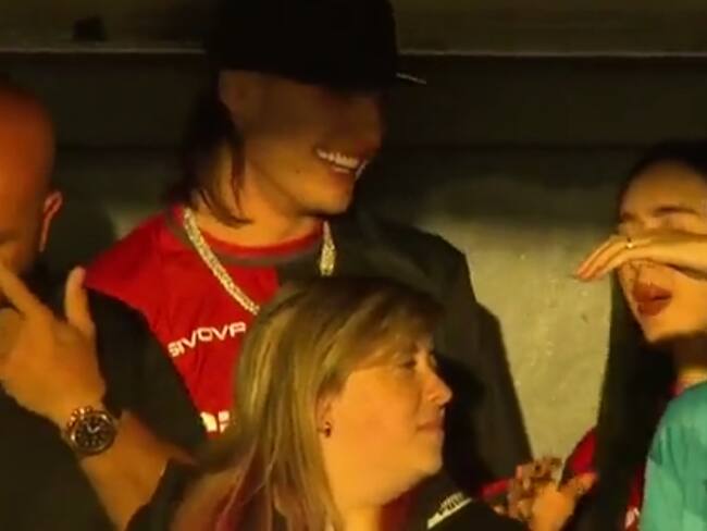 Peso Pluma y Nicki Nicole estuvieron presentes en un partido de la Liga de Argentina