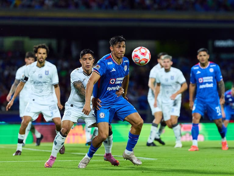 Cruz Azul pierde el paso perfecto y rescata un empate ante Querétaro