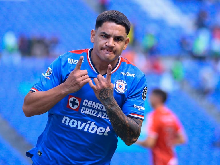 PUEBLA, MEXICO - JANUARY 14: Gabriel Fernandez of Cruz Azul celebrates after scoring the team's first goal during the 2nd round match between Cruz Azul and Atlas as part of the Torneo Clausura 2026 Liga MX at Cuauhtemoc Stadium on January 14, 2026 in Puebla, Mexico. (Photo by Oscar Rodriguez/Jam Media/Getty Images)