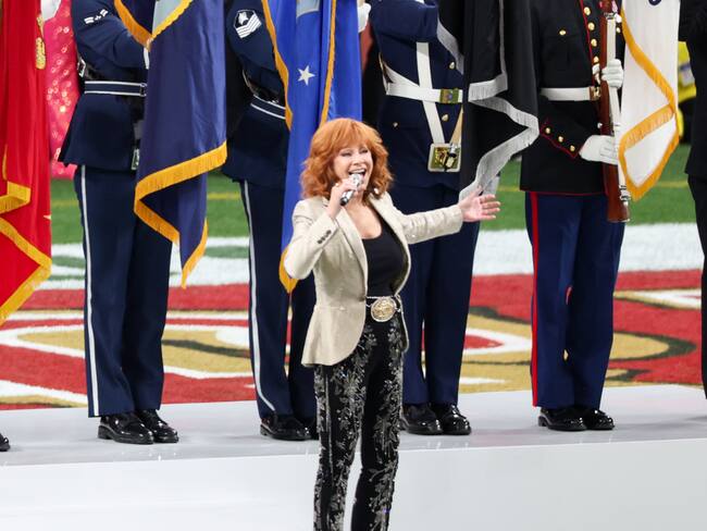 Emotiva interpretación de Reba McEntire del Himno Nacional en el Super Bowl 2024