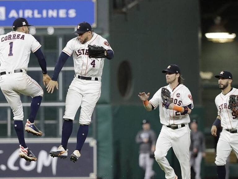 Jugadores de Astros celebran la victoria. Foto: Twitter