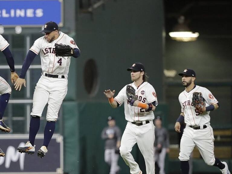 Jugadores de Astros celebran la victoria. Foto: Twitter