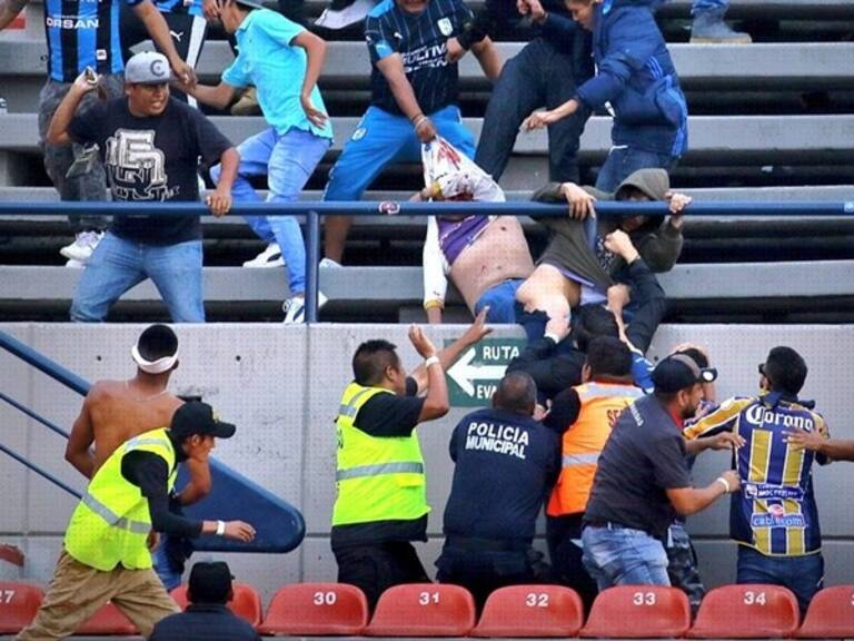 Violencia en el San Luis vs Querétaro . Foto: Getty Images