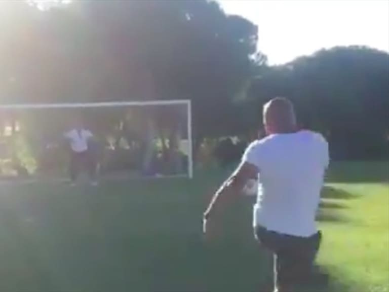 Roberto Carlos disparando. Foto: Especial