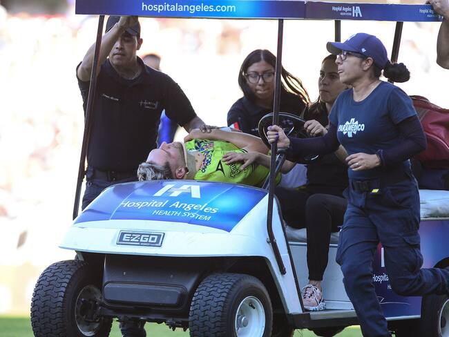 Emiliano Gómez se convulsiona durante el juego entre Querétaro y Puebla