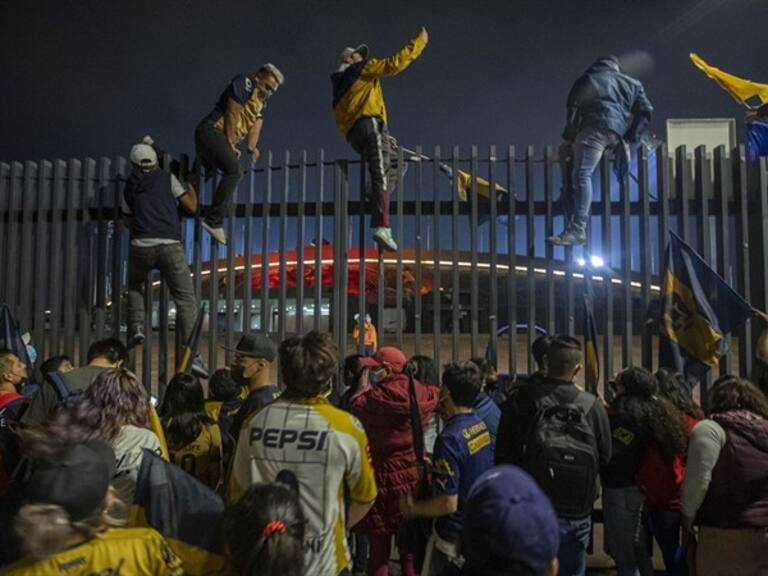 Aficionados intentando entrar . Foto: Mexsport