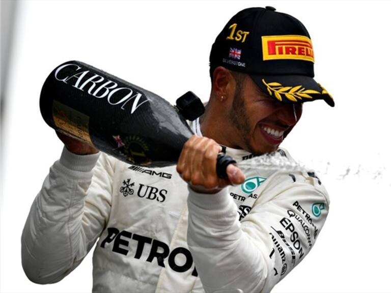 Lewis Hamilton festeja su triunfo. Foto: Getty Images