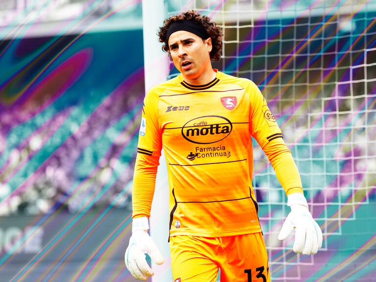 Guillermo Ochoa vuelve a poner su nombre en lo más alto