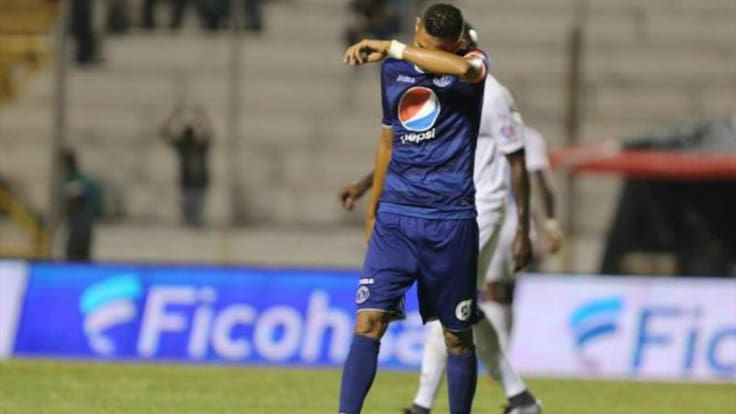 Árbitro da por bueno gol de un espontáneo en el clásico de Honduras