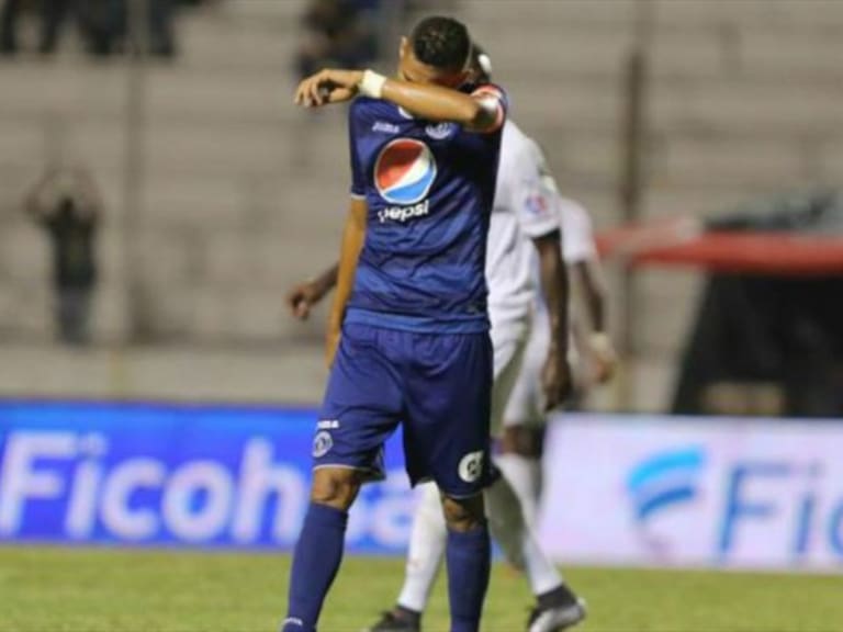 Árbitro da por bueno gol de un espontáneo en el clásico de Honduras