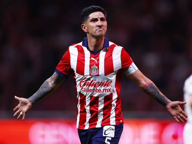 Chivas con todo y debut de Chicharito cierra noche mágica ante Pumas