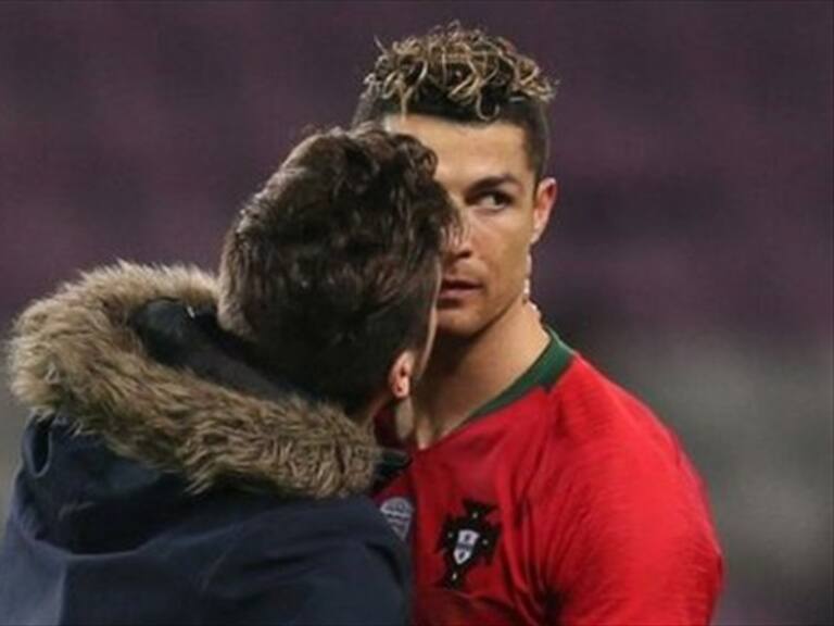 Fan besando a Cristiano Ronaldo . Foto:Getty Images