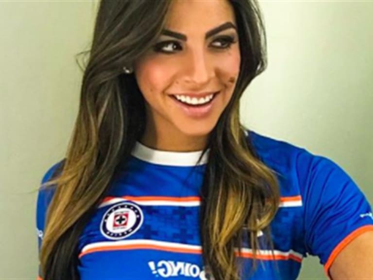 Daniela Fainus con la camiseta de Cruz Azul . Foto: Instagram Daniela Fainus