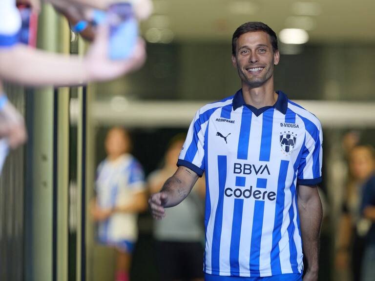Sergio Canales con la playera del Monterrey