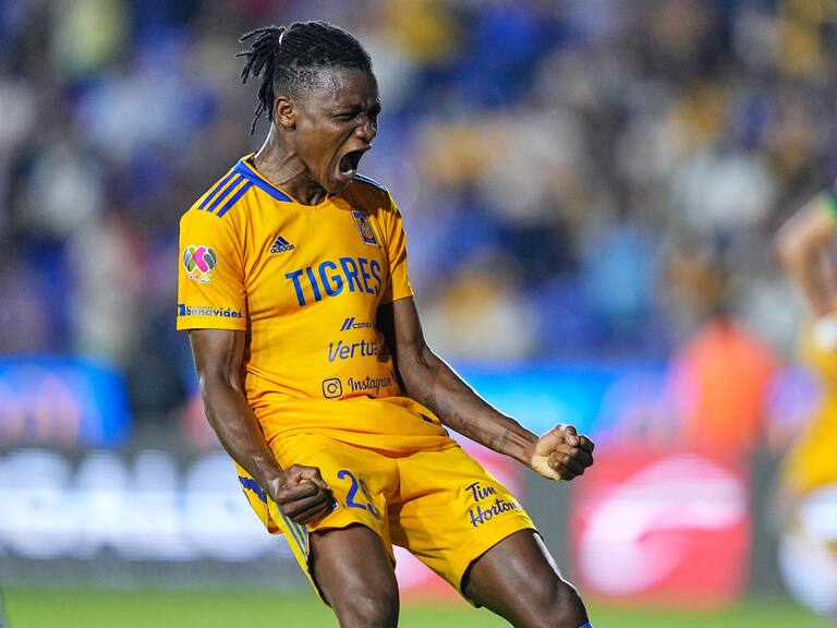 Uchenna Kanu hizo tres en la victoria de Tigres ante Santos