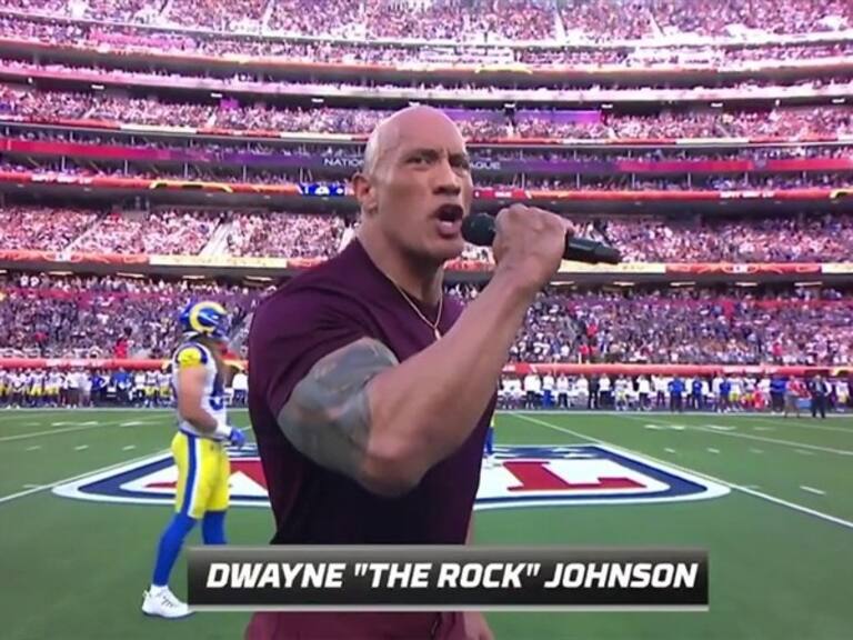 Fiel a su estilo, La Roca dio un emocionante discurso antes del kickoff del Super Bowl. Foto: getty
