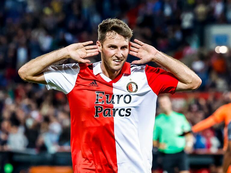 Santiago Giménez debuta con gol en la Europa League