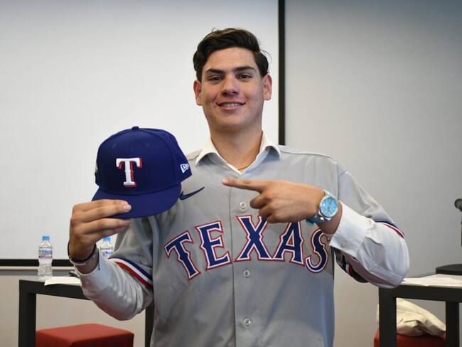 Texas Rangers firma al mexicano Ángel Arredondo, exjugador de los Diablos Rojos