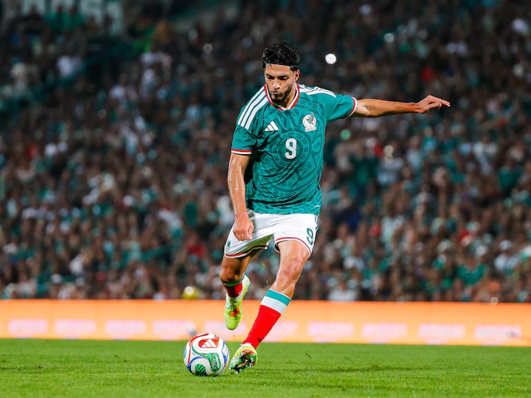 Raúl Jiménez pegándole al balón en duelo amistoso de México