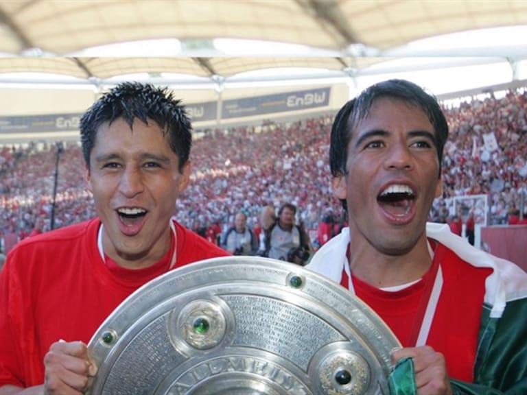 Pavel Pardo y Ricardo Osorio con Stuttgart. Foto: Getty Images