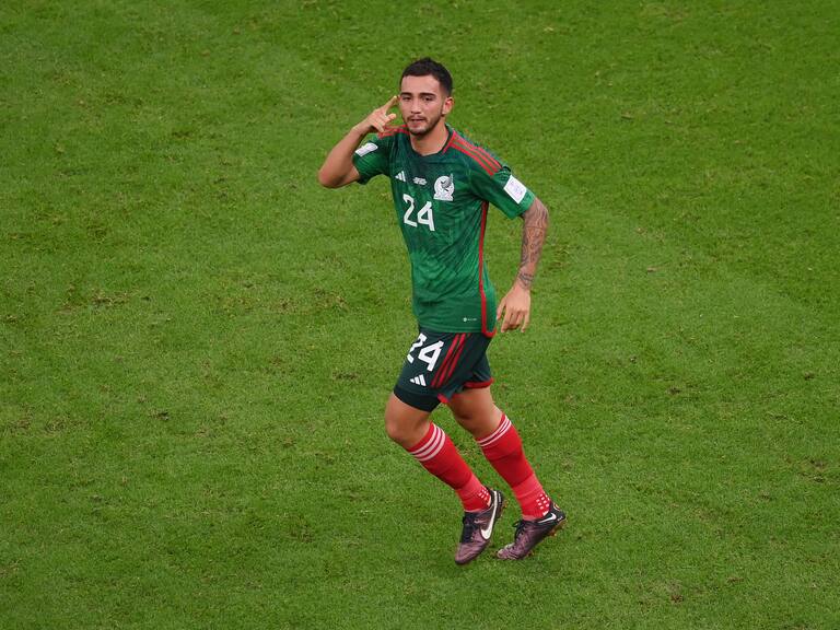 Luis Chávez festejando un gol.