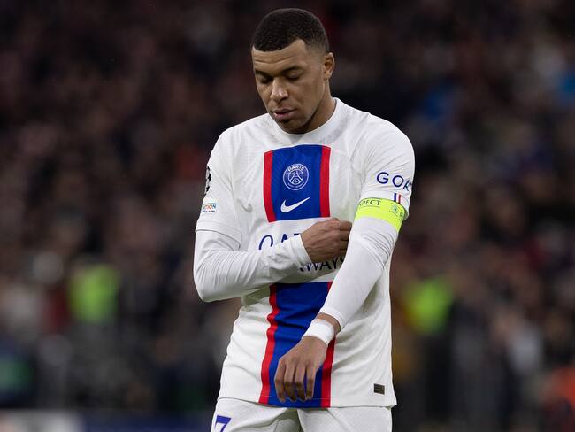 ¿Llegará al Real Madrid? Empleados de la tienda del PSG quitan playeras de Kylian Mbappé