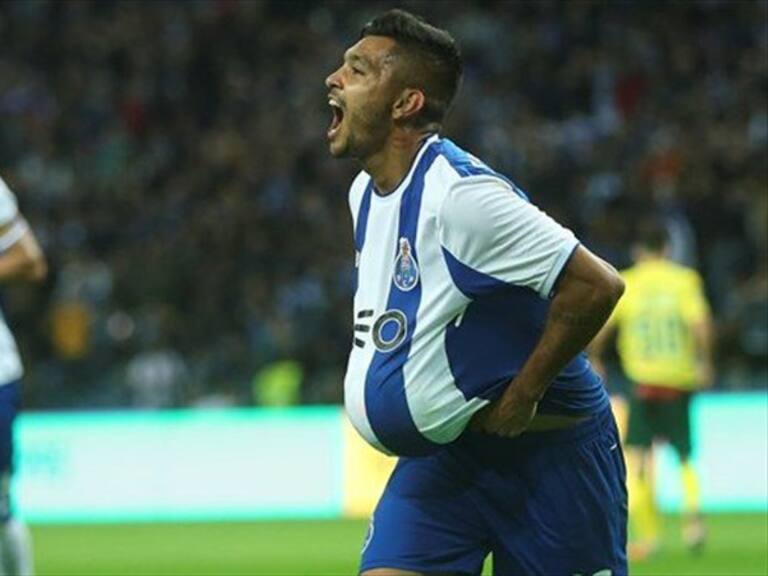 &quot;Tecatito&quot; Corona celebra gol con el Porto . Foto: Twitter