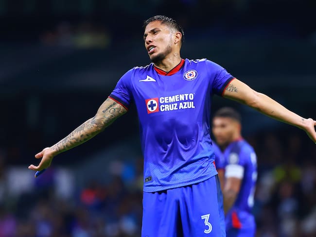 Carlos Salcedo no será sancionado por Cruz Azul, tras celebrar su cumpleaños con algunos de sus compañeros