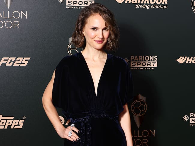Natalie Portman en la entrega del Balón de Oro otorga premio a Aitana Bonmatí