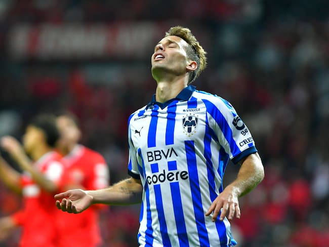 Sergio Canales es baja por lesión y estaría fuera de las canchas por tiempo indefinido