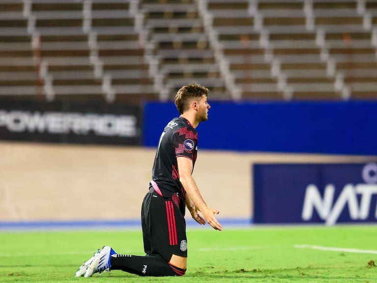 Santiago Giménez no pudo marcar pero jugó bien ante Jamaica