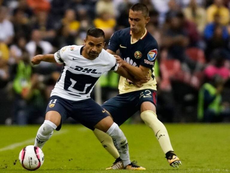 Jugadores disputan un balón. Foto: Getty Images