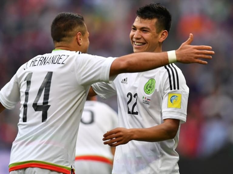 Hirving Lozano y Chicharito festejan un gol. Foto: Getty Images