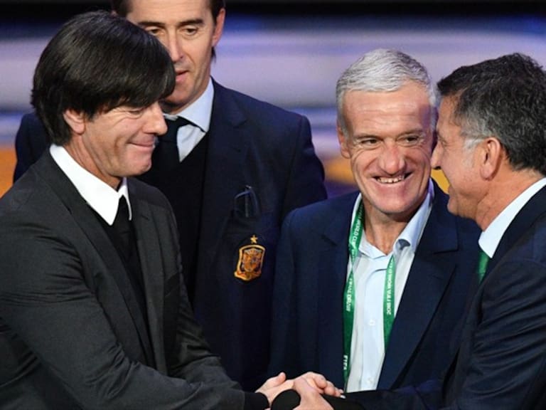 Joachim Löw y Juan Carlos Osorio se saludan al conocer que serán rivales en el Mundial. Foto: Getty Images