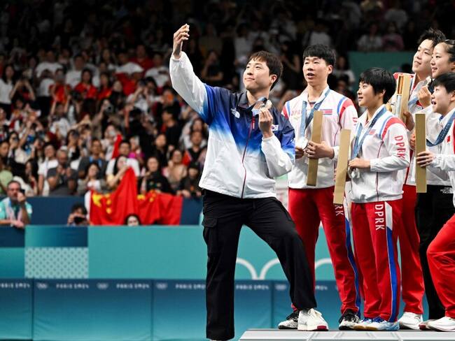Medallistas norcoreanos podrían ser castigados por tomar selfie en el podio de Paris 2024