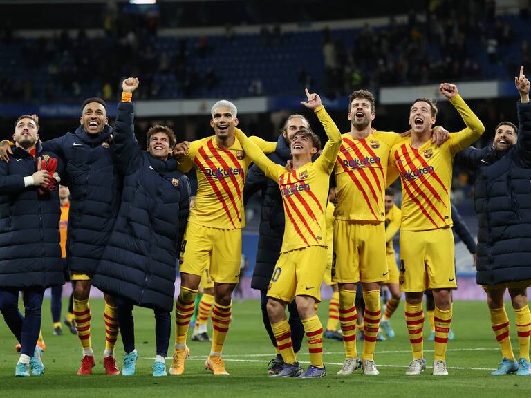 MADRID, SPAIN - MARCH 20: Members of the Barcelona team celebrate after the LaLiga Santander match between Real Madrid CF and FC Barcelona at Estadio Santiago Bernabeu on March 20, 2022 in Madrid, Spain. (Photo by Gonzalo Arroyo Moreno/Getty Images)