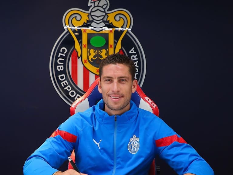 Santiago Ormeño ya firmó con Chivas