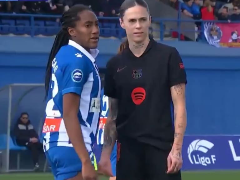 Mapi León, jugadora del Barcelona es acusada por tocar indebidamente a Daniela Caracas del Espanyol durante un partido