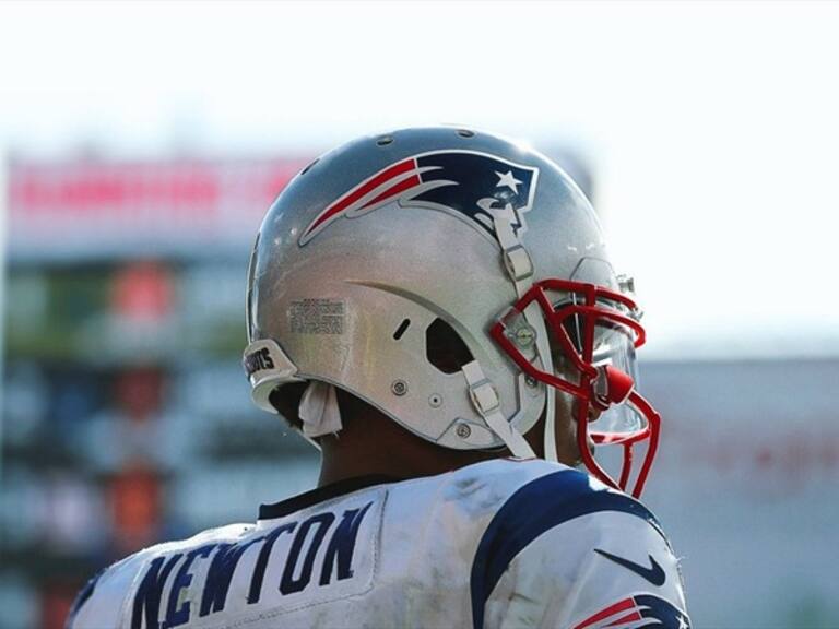 Cam Newton a los Patriots. Foto: twitter @thachermac
