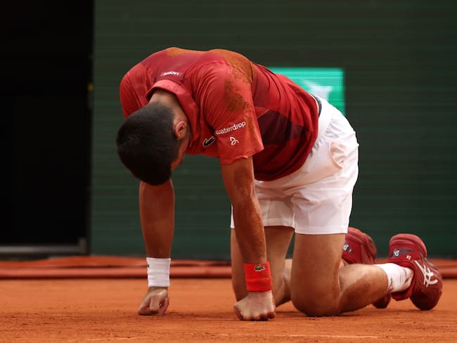 Novak Djokovic se retira de Roland Garros, tras lesionarse la rodilla