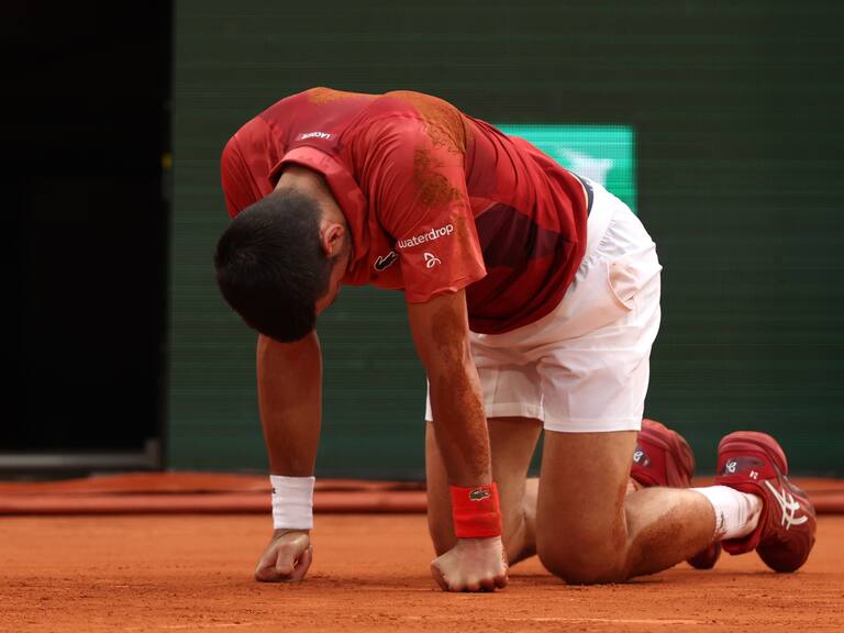 Novak Djokovic se retira de Roland Garros, tras lesionarse la rodilla