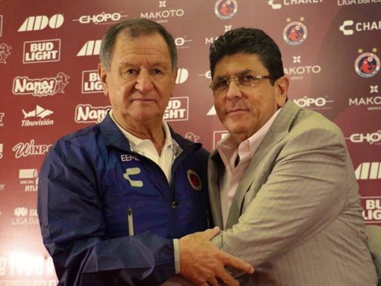 Enrique Meza al momento de ser presentado. Foto: Twitter @ClubTiburones