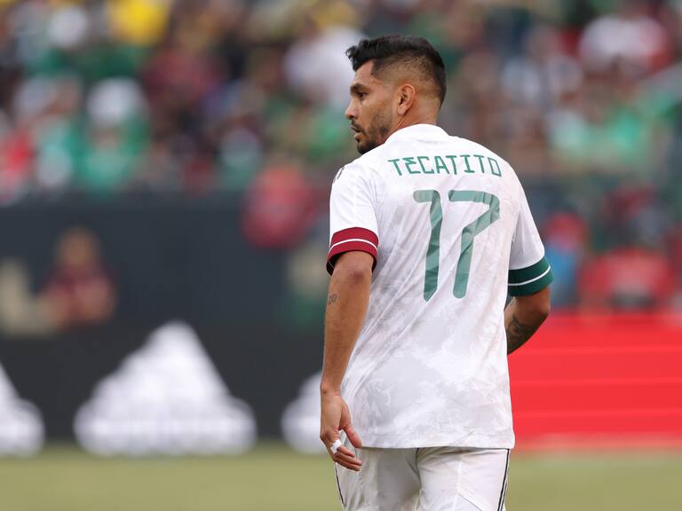 Tecatito Corona salió en ambulancia de la practica con el Sevilla