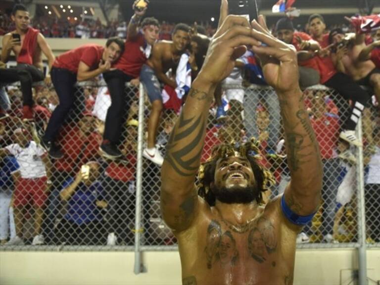 Román Torres festejando con la afición panameña. Foto: