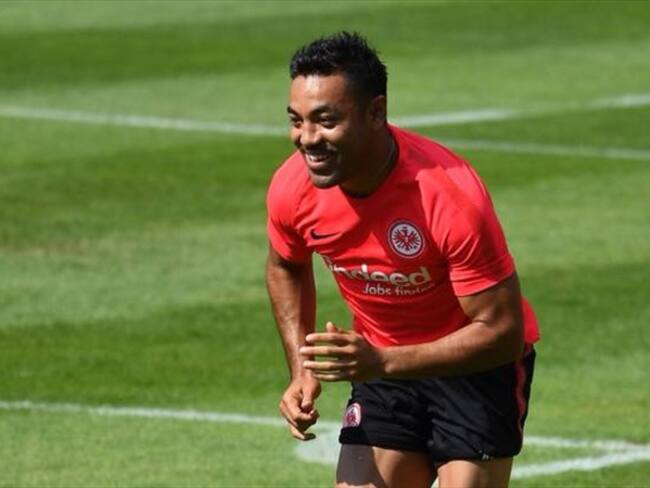 Así le baila Marco Fabián a Salcedo