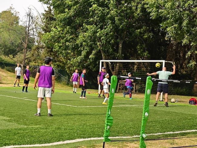 La Academia Hugo Sánchez abre convocatoria para curso de verano donde podrás entrenar con exfutbolistas profesionales
