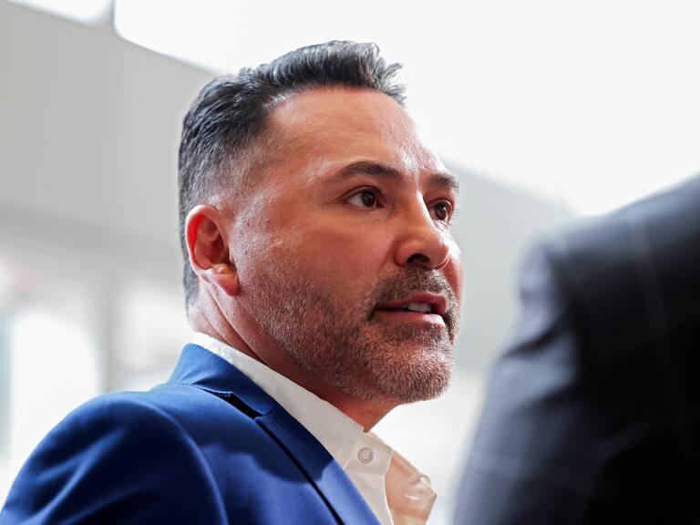 Óscar de la Hoya provoca a Canelo Álvarez y asegura que Benavidez lo noquearía