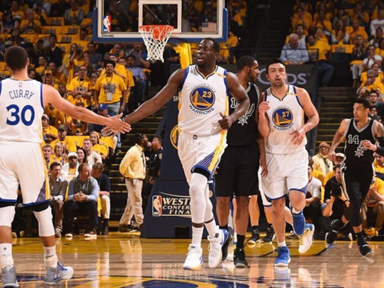 Los Warriors anotaron 72 puntos en la primera mitad, la segunda mayor cantidad en la historia de los playoffs. Foto: