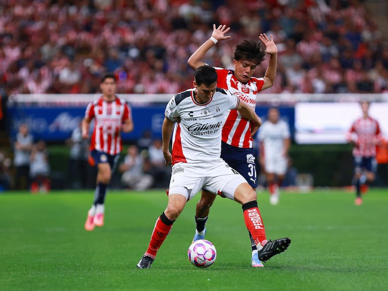 Adrián Mora de Atlas y Yael Padilla de Chivas durante el partido de la jornada 15 entre Chivas y Atlas, como parte del Torneo Apertura 2025 de la Liga MX en el Estadio Jalisco